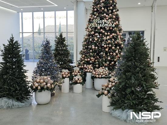 NSP통신-전남도립미술관 전시장 로비의 크리스마스트리 (사진 = 광양시청)