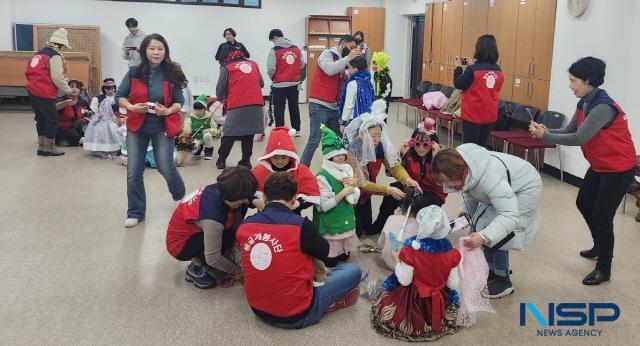 NSP통신-21일 둥글개봉사단이 천안시 신방동 주민센터에서 크리스마스를 맞이해 다문화 가족 어린이와 함께 하는 동물매개치유 활동을 전개했다. (사진 = 김종식 기자)