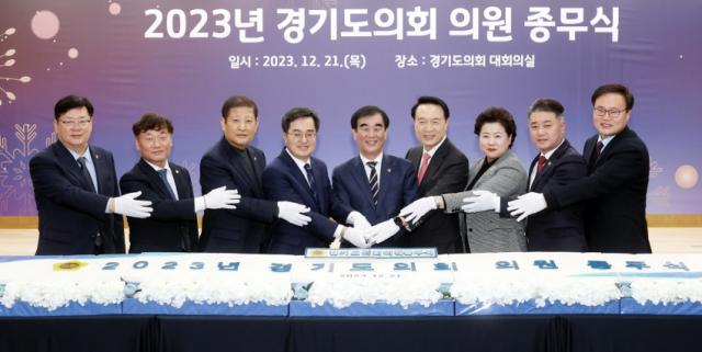 NSP통신-2023년 경기도의회 의원 종무식 기념촬영 모습. (사진 = 경기도의회)