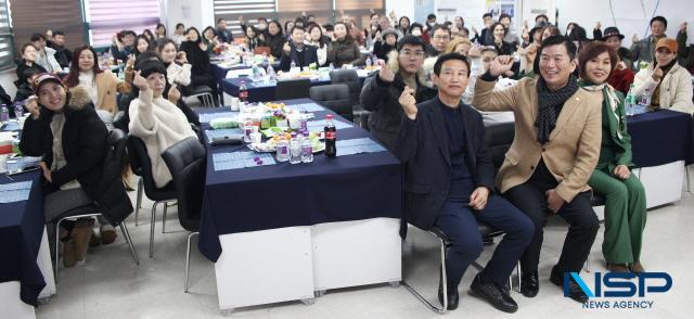 NSP통신-23일 수원시 영통구에 위치한 수원뷰티실용전문학교에서 재한외국인지원협회가 다문화가정과 떡국 나눔 송년음악회를 개최했다. (사진 = 김종식 기자)