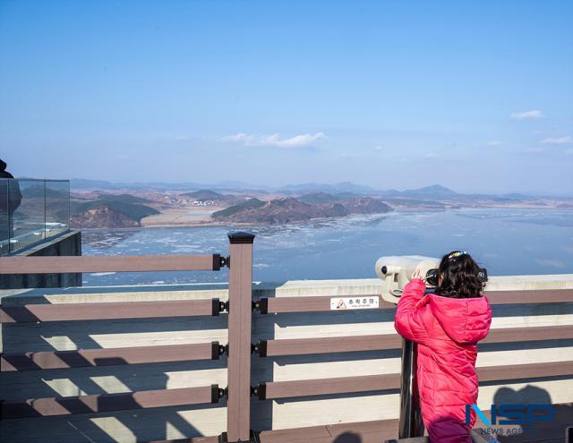 NSP통신-24일 크리스마스 점등행사가 열리는 애기봉평화생태공원에서 어린아이가 망원경으로 북한 땅을 바로 보고 있는 모습. (사진 = 조이호 기자)
