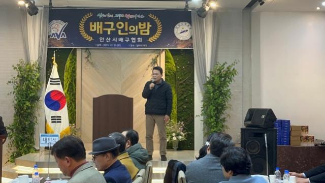 NSP통신-23일 안산시 단원구 빌라드지디에서 개최된 안산시 배구협회 배구인의 밤에 참석한 김석훈 국회의원 예비후보가 인사말을 하고 있다. (사진 = 김석훈 국회의원 예비후보)