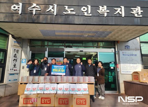 NSP통신-한국남동발전 여수발전본부가 여수시노인복지관에 사랑의 겨울내복을 기탁했다. (사진 = 여수시노인복지관)