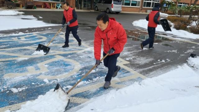 NSP통신-25일 성탄절 새벽 김정택 국회의원 예비후보가 지지자들과 함께 안산시 소재 동산교회와 명휘원을 찾아 제설작업을 했다. (사진 = 김정택 국회의원 예비후보)