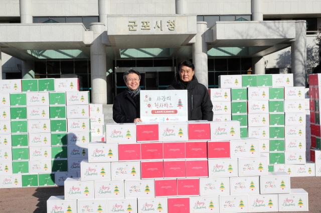 NSP통신-안양 소재 새중앙교회가 식료품이 담긴 천사박스 1004개를 군포시에 기탁한 가운데 하은호 군포시장(오른쪽)의 기념촬영 모습. (사진 = 군포시)