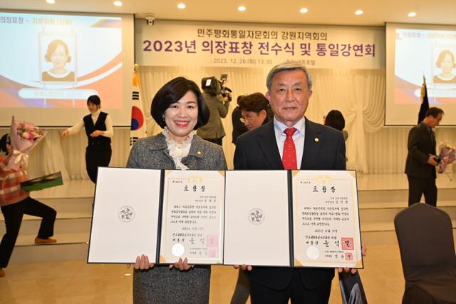 NSP통신-강릉시의회 김기영 의장과 윤희주 운영위원장이 대통령 표창을 수상하고 기념사진 촬영을 하고 있는 모습. (사진 = 강릉시)