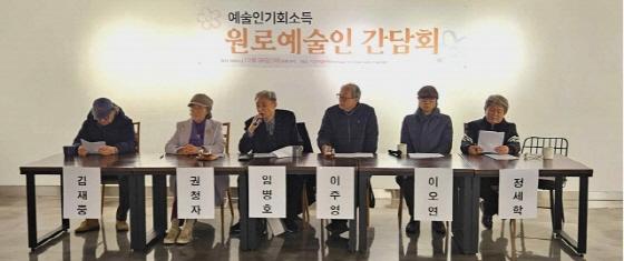 NSP통신-26일 오후 3시 수원시 팔달구 인계동에 소재한 라포에 갤러리에서 수원시 예술인 기회소득 지급 조례안의 신속한 시의회 통과를 위한 간담회가 열렸다. (사진 = 수원시 범예술인 연대)