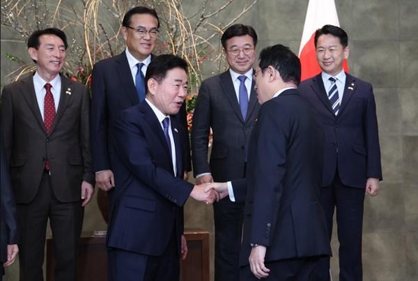 NSP통신-김진표 국회의장이 기시다 일본 총리와 악수하고 있다.