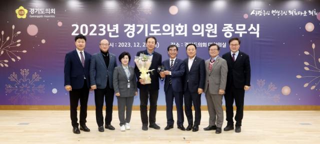 NSP통신-강웅철 경기도의원이 2023년 경기도의회 행정사무감사 우수의원으로 선정돼 공로패를 받았다. (사진 = 강웅철 의원실)