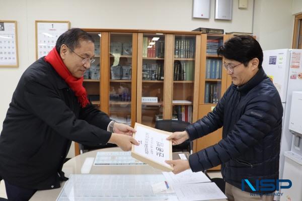 NSP통신-권용범 예비후보(왼쪽)가 포항시북구선거관리위원회에 국민의힘 포항북구 국회의원 예비후보로 등록하고 있다. (사진 = 권용범 예비후보)