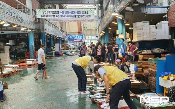 NSP통신-여수시 관계자가 수입 수산물 원산지표시 특별점검를 하고 있다. (사진 = 여수시)