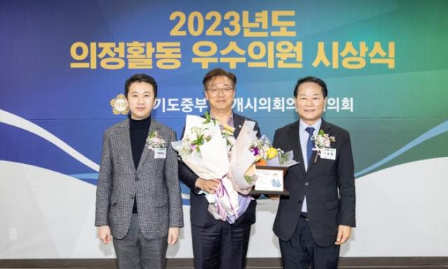 NSP통신-경기도 중부권7개시의회의장협의회가 주관한 2023년도 의정활동 시상식에서 우수의원에 선정된 이대구 안산시의원 수상 기념촬영 모습. (사진 = 이대구 안산시의원실)