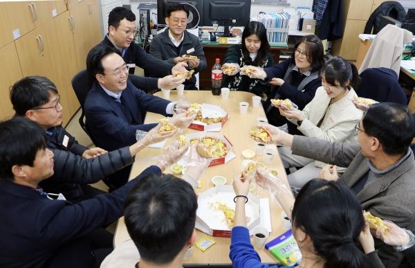 NSP통신-윤병태 나주시장이 직원들과 간식을 나누며 대화하고 있다. (사진 = 나주시)