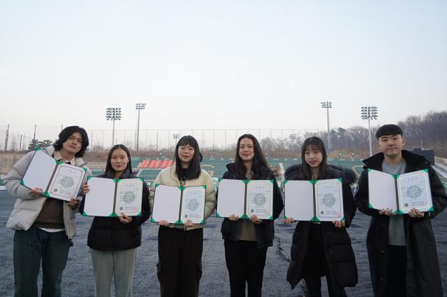 NSP통신-김포FC 솔터축구장에서 골든크리에이터 2기 생들이 수료식을 마치고 기념사진 촬영을 하고 있는 모습. (사진 = 김포FC)