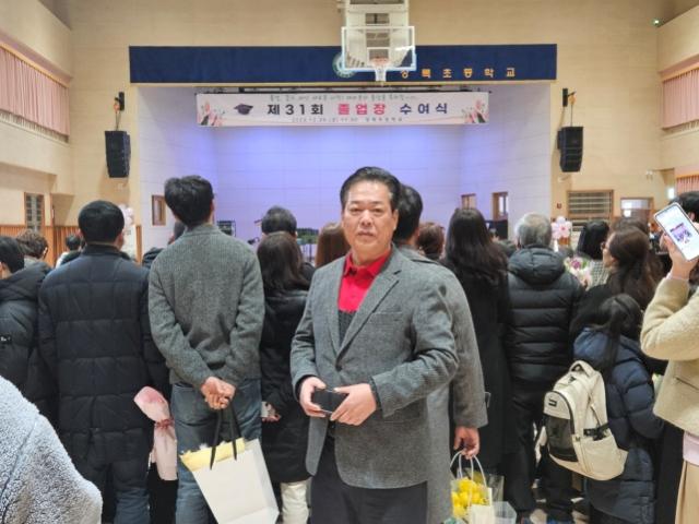 NSP통신-안산시 상록초등학교 졸업식에 참석한 김정택 국회의원 예비후보. (사진 = 김정택 예비후보)