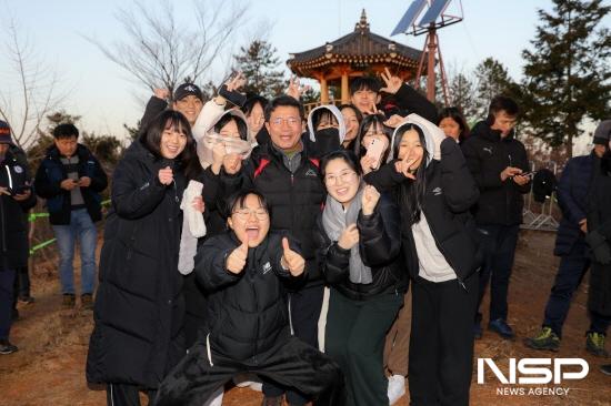 NSP통신-정인화 광양시장 광양여고 고3 학생들과 기념 찰영 (사진 = 광양시청)