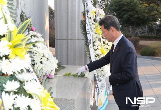 NSP통신-정인화 광양시장 헌화 (사진 = 광양시청)