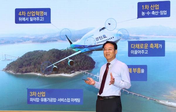 NSP통신-강진원 강진군수가 2일 반값 강진 관광의 의미와 내용을 설명하고 있다. (사진 = 강진군)