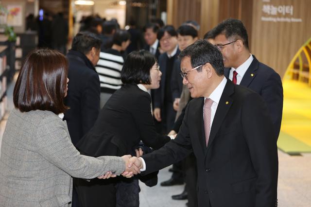 NSP통신-김홍규 강릉시장이 2024년 시무식을 진행하고 직원들과 인사를 하고 있는 모습. (사진 = 강릉시)