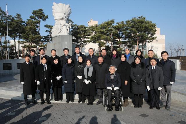 NSP통신-1일 김경희 화성시의회 의장(앞 줄 왼쪽 여섯번째)과 의원들이 기념촬영을 하는 모습. (사진 = 화성시의회)