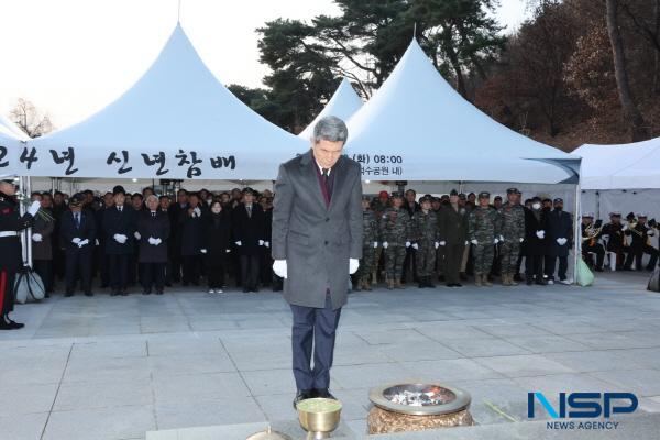 NSP통신-포항시는 2일 덕수동 충혼탑 광장에서 2024년 신년 참배 를 거행했다. (사진 = 포항시)