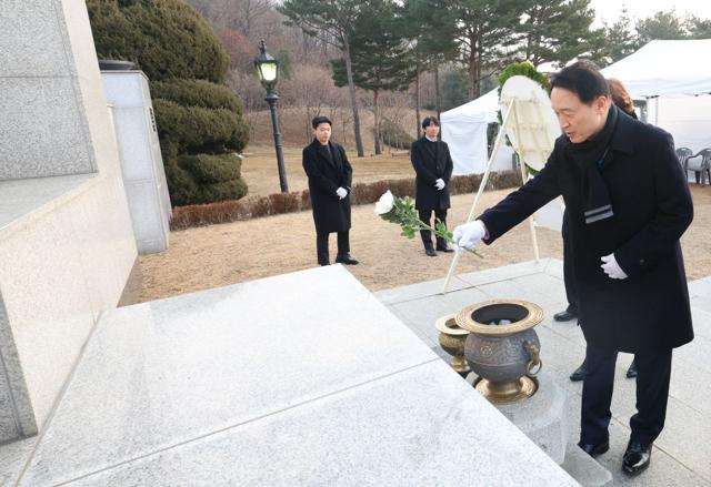 NSP통신-임태희 경기도교육감이 2일 2024년 새해 공식 일정으로 성남시 현충탑 참배에서 헌화를 하고 있다. (사진 = 경기도교육청)