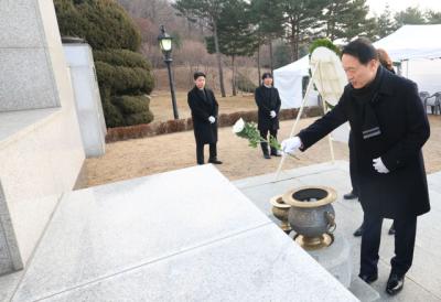 [NSP PHOTO]임태희 경기도교육감, 현충탑 참배 갑진년 일정 시작