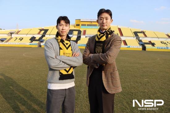 NSP통신-왼쪽-FW 이성윤, 오른쪽-GK 박주원 (사진 = 전남드래곤즈)