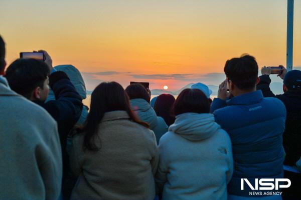 NSP통신-여수시 쌍봉동주민센터가 2024 문화가 있는 새해아침이란 주제로 일출행사를 열었다. (사진 = 여수시)