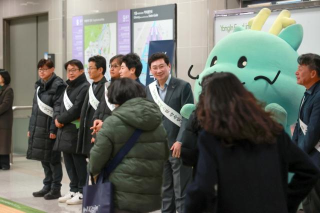 NSP통신-이상일 용인특례시장이 3일 용인경전철 기흥역에서 시민들과 새해인사를 나누고 있다. (사진 = 용인특례시)