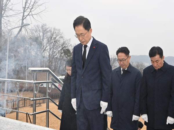 NSP통신-경상북도교육청은 지난 2일 갑진년 새해를 맞아 조국을 위해 헌신하신 순국선열과 호국영령의 고귀한 희생정신을 추념하기 위해 안동 충혼탑에서 참배 행사를 가졌다고 밝혔다. (사진 = 경상북도교육청)