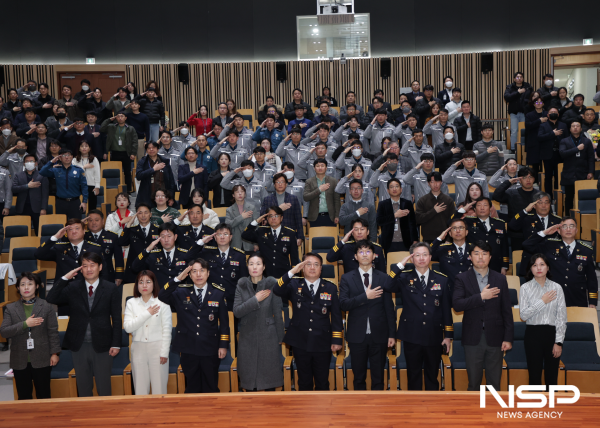 NSP통신-경북경찰청은 지난 2일 청사 1층 참수리홀에서 시무식을 개최하였다. (사진 = 경북경찰청)
