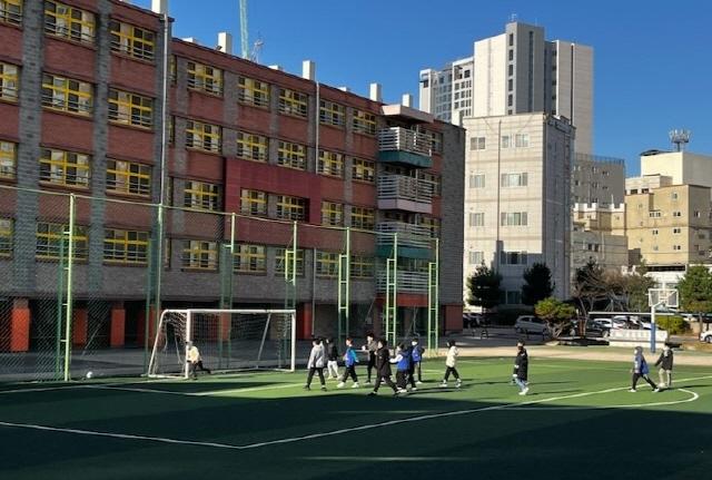 NSP통신-안양초등학교에서 FC안양과 함께 운영하는 초등학교 축구 교실이 진행되고 있다. (사진 = 안양시)