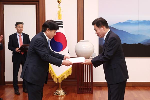 NSP통신-김진표 의장이 김교식 의장비서실장에게 임명장을 수여하고 있다.