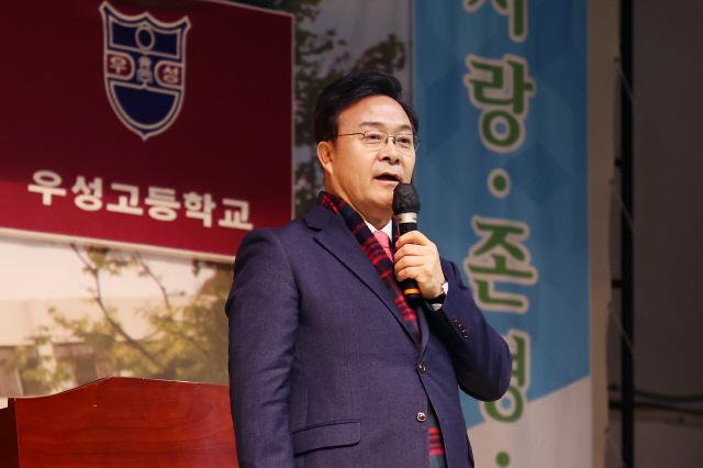 NSP통신-5일 김성제 의왕시장이 의왕 우성고등학교 졸업식에 참석해 인사말을 하고 있다. (사진 = 의왕시)