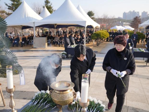 NSP통신-안산시 단원구 원곡동 소재 현충탑에서 안산청년회의소가 헌화 및 분향하는 오습. (사진 = 안산청년회의소)