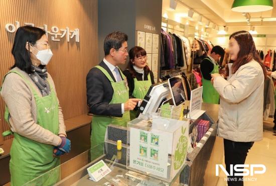 NSP통신-정인화 광양시장 판매 물품 계산 (사진 = 광양시청)