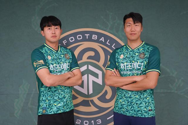 NSP통신-왼쪽부터 김원균, 이용혁 선수. (사진 = 김포FC)