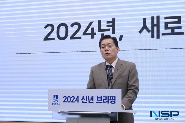NSP통신-이재준 수원시장이 2024 신년 브리핑에서 시정계획을 설명하며 실천을 강조하고 있다. (사진 = 조현철 기자)