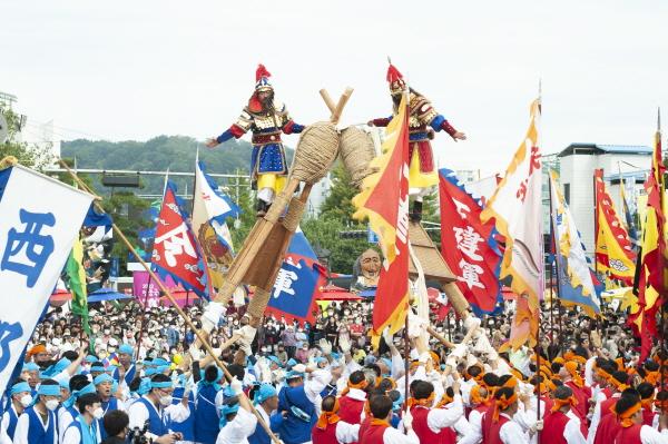 NSP통신-안동시는 매년 10월 안동국제탈춤페스티벌과 함께 하던 안동민속축제를 차전놀이와 놋다리밟기를 주요주제로 한 차전장군 노국공주 축제로 개편했다. (사진 = 안동시)