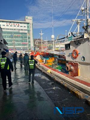 NSP통신-포항시는 2024년 새해를 맞아 지역 어선들을 대상으로 사고 발생 대비 육·해상 안전조업 지도에 나섰다. (사진 = 포항시)