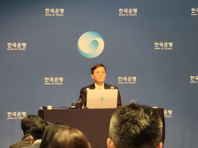 NSP통신-11일 이창용 한국은행 총재가 통화정책방향회의 직후 기자들의 질문에 답변하고 있다. (사진 = 강수인 기자)