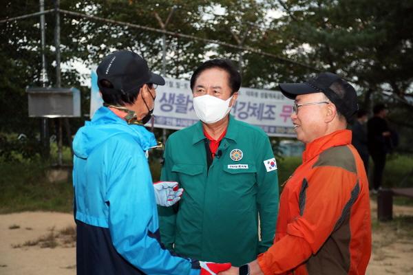 NSP통신-안동시 몸을 낮추고 귀를 기울이는 소통 행보, 현장에서 직접 듣는 소통 방식으로 호응 얻어, 시민이 필요로 하는 곳이면 어디든 달려가 불편·건의 사항을 청취하고 시정현안에 대한 이야기를 나누는 바퀴 달린 시장실을 3년째 운영 (사진 = 안동시)