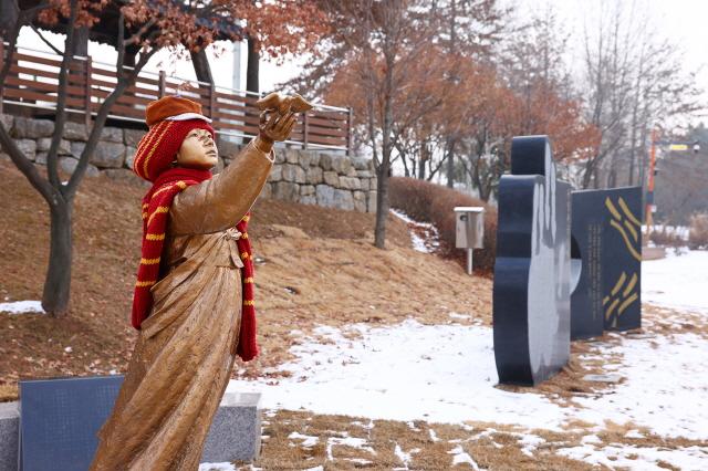 NSP통신-의왕 평화의 소녀상이 왕송호수공원 산책로 독립유공기념비 옆 공간으로 이전 설치된 모습. (사진 = 의왕시)