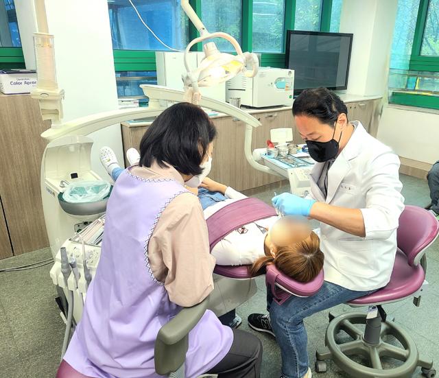 NSP통신-수원서광학교 구강보건실에서 치아치료를 하는 모습. (사진 = 수원시)