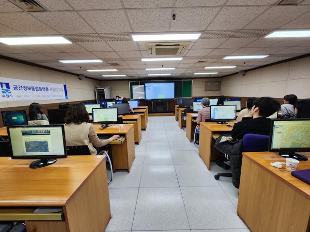 NSP통신-11일 열린 공간정보통합플랫폼 사용자 교육 모습. (사진 = 수원시)