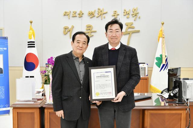 NSP통신-원주시가 2023년 한국지방자치경쟁력 지수 평가에서 강원도 1위, 전국 8위를 달성한 가운데 원강수 시장(오른쪽)이 시를 대표해 수상 기념촬영을 하고 있다. (사진 = 원주시)