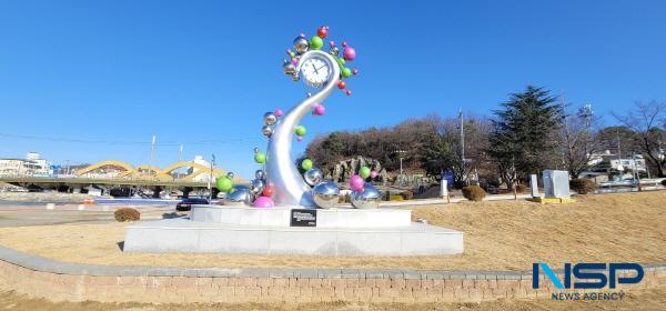 NSP통신-지난 15일 오후 3시경, 예천군 읍내 한천체육공원에 2023년 11월경 설치된 예술 조형 시계탑 모습. 시계바늘은 11시 10분을 가르키고 있다. (사진 = 김두일기자)