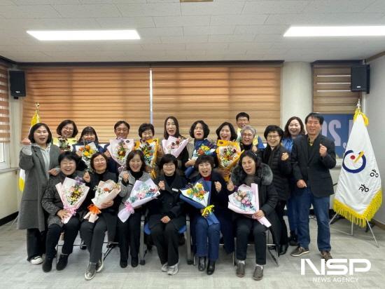 NSP통신-금호동 통장회의 참석자 기념 찰영 (사진 = 광양시청)