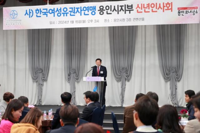 NSP통신-15일 시청에서 이상일 용인특례시장이 한국여성유권자연맹 용인시지부 신년인사회에 참석해 여성의 사회적 역할을 강조하고 알면 피가 되고 살이 되는 교양과 상식이라는 주제로 1시간 가량 특강을 했다. (사진 = 용인특례시)